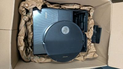 une boîte contenant un CD, posée sur une table
