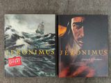 Les deux livres sont posés par terre, l'un à côté de l'autre.