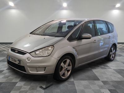 la voiture argentée est garée sur un sol en damier dans le garage