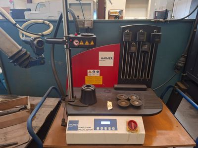 une machine posée sur une table dans une pièce