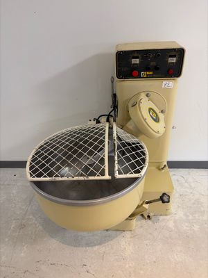une machine posée sur le sol à côté d'un mur