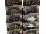 de nombreux véhicules militaires miniatures dans une vitrine