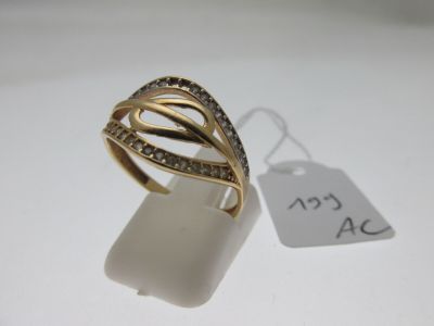 une image d'une bague en or avec des diamants sur une surface blanche