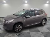la photo d'une voiture grise garée dans un garage
