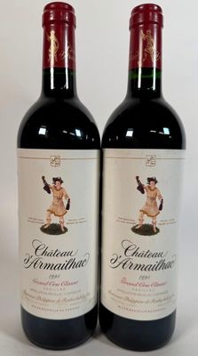 deux bouteilles de vin rouge posées l'une à côté de l'autre sur une table