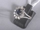 une bague sertie d'un saphir bleu et de diamants blancs