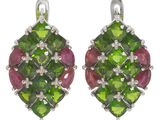 une paire de boucles d'oreilles ornées de pierres vertes et roses