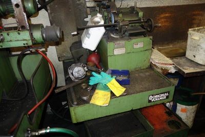une machine posée sur une table dans une pièce