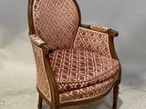 une image représentant une chaise dont le dossier et les accoudoirs sont recouverts d'un tissu à motifs