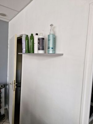 Cinq étagères murales en mélaminé blanc et gris . On y joint…