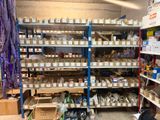 de nombreux rayons proposant différents types d'articles dans un magasin