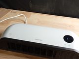 une photo d'un purificateur d'air blanc posé sur une table en bois