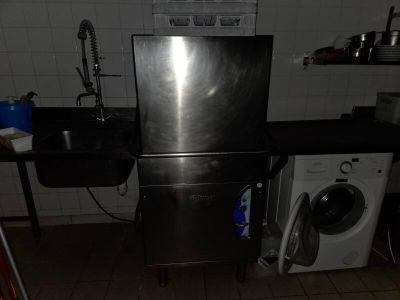 une photo d'une cuisine équipée d'un lave-linge et d'un sèche-linge