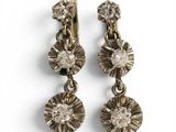 une image représentant une paire de boucles d'oreilles sur fond blanc