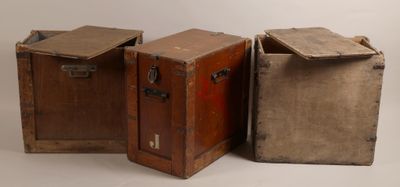 trois vieilles valises sont posées les unes à côté des autres sur une surface blanche