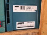une boîte bleue posée sur une étagère dans une pièce
