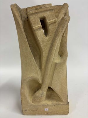 sculpture représentant un vase en pierre, avec un motif sur la base