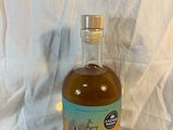 une bouteille de rhum posée sur une table
