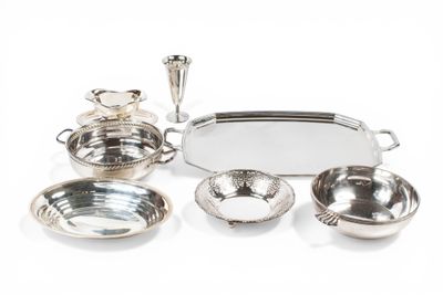 Lot en métal argenté comprenant un plateau, quatre plats, un…
