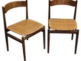 deux chaises en bois avec des assises tressées et une assise en bois