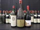 de nombreuses bouteilles de vin posées sur une table noire