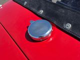 un gros plan d'une voiture rouge équipée d'un siège en cuir noir