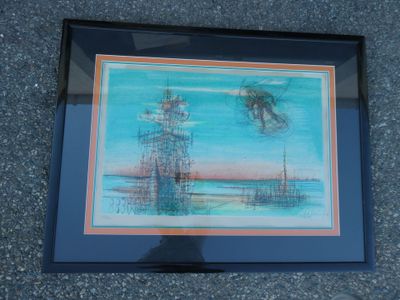 une photo d'une photo d'un phare dans l'eau