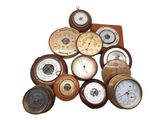 de nombreux types d'horloges présentés sur un fond blanc