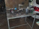une image d'un établi dans un garage avec des outils dessus
