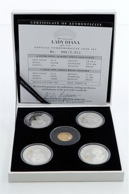 un coffret contenant un ensemble de quatre pièces commémoratives