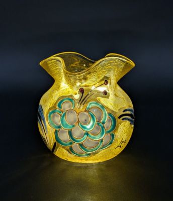 un vase jaune orné d'un motif bleu et blanc
