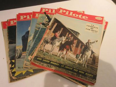 trois magazines posés les uns à côté des autres sur une table