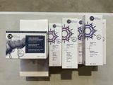 trois boîtes de produits de soin pour la peau posées sur un comptoir