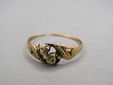 gros plan d'une bague en or sur une surface blanche