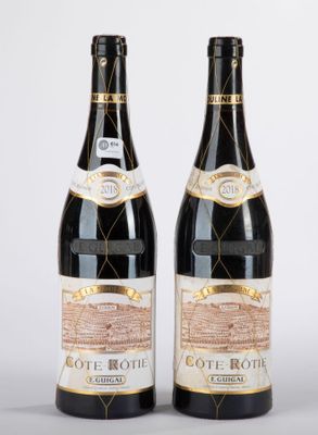 deux bouteilles de vin posées l'une à côté de l'autre sur une table