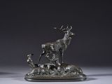 sculpture en bronze représentant un cerf et deux biches sur un socle
