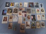 beaucoup de vieilles cartes postales sur la table