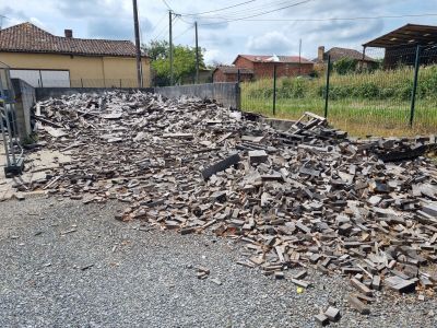 un tas de gravats au bord de la route