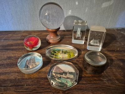 une petite collection d'objets en verre posés sur une table en bois