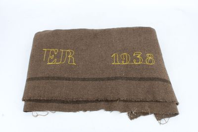 une photo d'une écharpe marron sur laquelle sont brodées les lettres « mr » et « mrs »