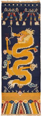 un tapis oriental représentant un dragon jaune sur fond bleu