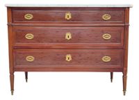 Commode de style Louis XVI à trois tiroirs et dessus marbre.
