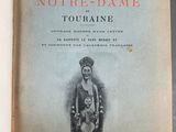 un livre ouvert sur lequel figure l'image d'une femme coiffée d'une couronne, assise sur une chaise