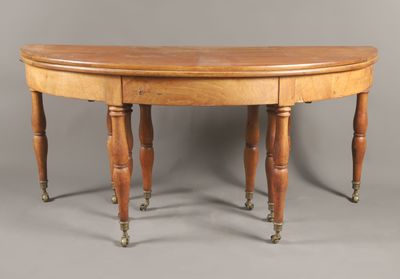 une table à manger ovale à deux pieds, avec un plateau en bois