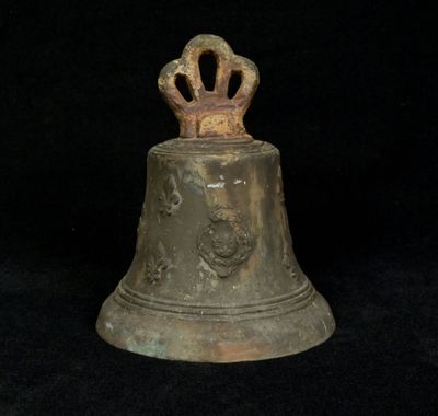 une cloche surmontée d'une couronne, sur fond noir