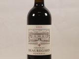 une bouteille de vin posée sur une table