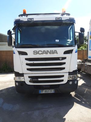un camion blanc garé dans un parking