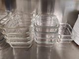 de nombreux récipients en verre posés sur un comptoir en métal