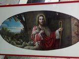 tableau représentant Jésus tenant un agneau, dans un cadre rouge bordé d'une bordure rouge