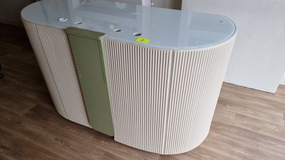 Comptoir en bois peint vert / beige, dessus de verre teinté …